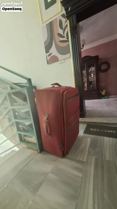 شنتة سفر كبيرة فيها فرط بزاوية واحدة ما بتأثر علاستخدام علأكيد حجم كبير و عملية جدا و قوية 15 د 2