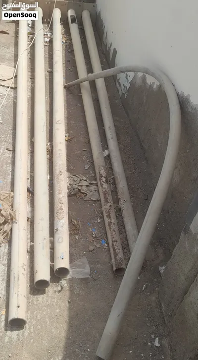 عدد 5 أعمدة إنارة لم تُستخدم من قبل طول العمود مع القوس 8 متر لكن بها صدأ في بعض الأماكن تحتاج لصبغ 2