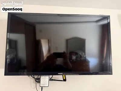 للبيع شاشة سامسونج (Samsung) 32 LED مستعملة استعمال خفيف جدا بحالة الوكالة (مع خيار حامل حائط) 2