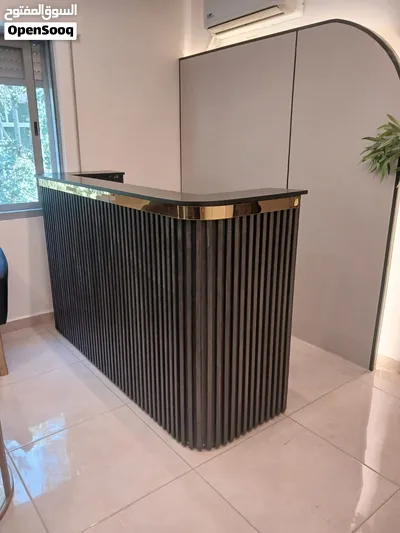 كاونتر استقبال فاخر مع لوغو من تصميمك شامل التوصيل والتركيب عمان زرقاء بسعر 85د 2