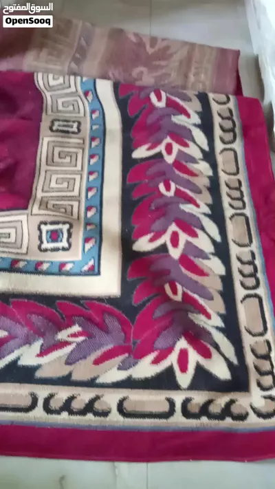 سجادة للبيع من النوع التقيل قياس 4*5 بحالة جيدة مستعملة 4