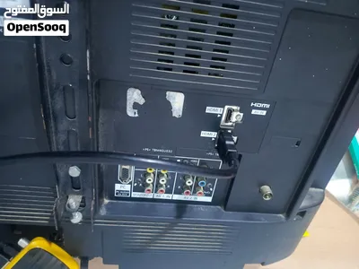 شاشة تلفزيون قديمة شوي بس شغالة مية مية معها ريموت ومعها ستاند تعليق الشاشة على الحيط وستاند الشاشة 2
