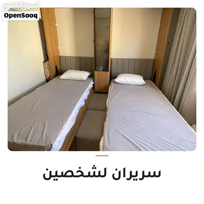 غرفة نوم شبابية من سريرين - تتحول إلى غرفة معيشة موفرة للمساحة 2