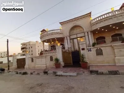 فيلا مميزة للبيع في حنينا 4