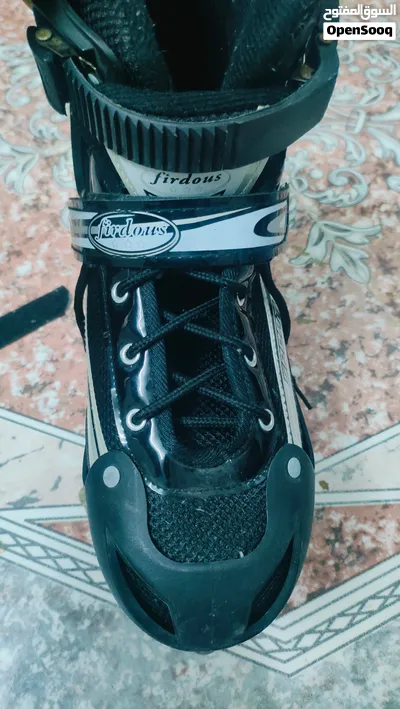 Skating shoes, black color, adjustable size in perfect condition only used once 4