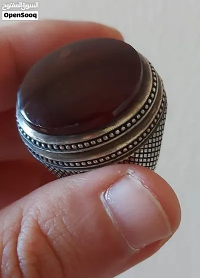 خاتم فضه صياغة أمين متوج بحجر عقيق يماني طبيعي لون كرزي غامق وزن ثقيل وزند عريض 4