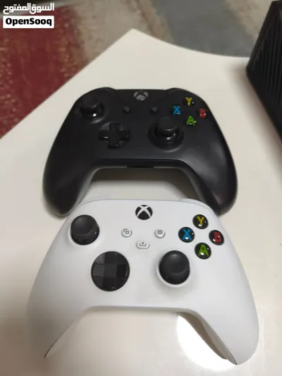 Xbox one للبيع مع ايدين بيضاء وسوداء بالإضافة إلى power supply و ايضا هديه CDs 4
