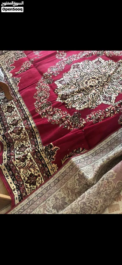 سجادة كلاسيكية بنقشة ميدالية (Medallion)، لون خمري أو نبيذي، ونقشتها من الطراز الشرقي التقليدي. 4