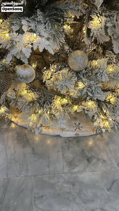 شجرة كريسماس ثلجية للبيع. نوعية وجودة ممتازه. 2