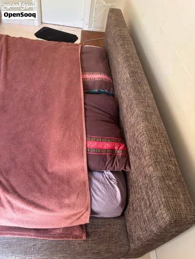 Queen size bed + 2 Rear small tables 3