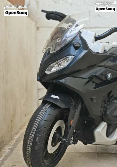 سكوت ثلاثيه العجله/ الموديل مستوحى من دراجات بي ام دبليو. BMW الماركه/ مصممه بتصميم يحمل شعار BMW 4