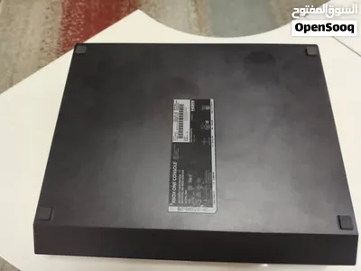 Xbox one للبيع مع ايدين بيضاء وسوداء بالإضافة إلى power supply و ايضا هديه CDs 2
