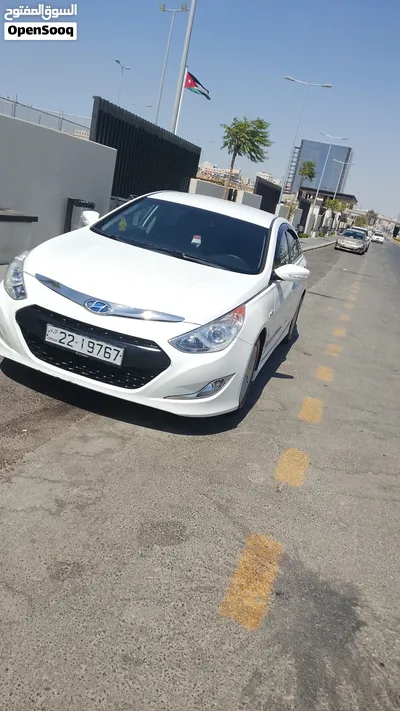 هيونداي سوناتا 2013 صالون سيدان هايبرد مرخصة حديثا بميزات متقدمة ولون ابيض لا تحتاج لاي صيانه 3