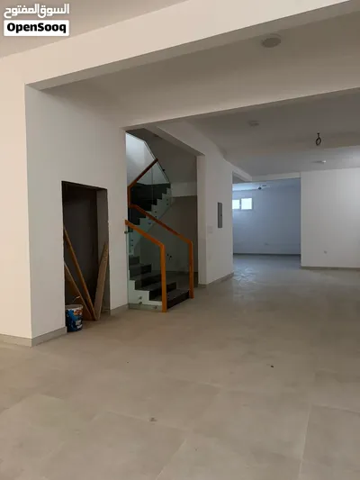 فلل تجاريه للبيع في الخوض السادسة 4