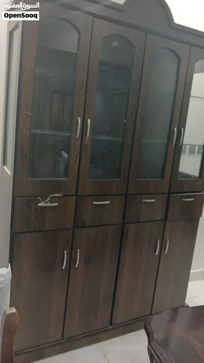 طاولة طعام من 8 كراسي مع دولاب البوفيه 2
