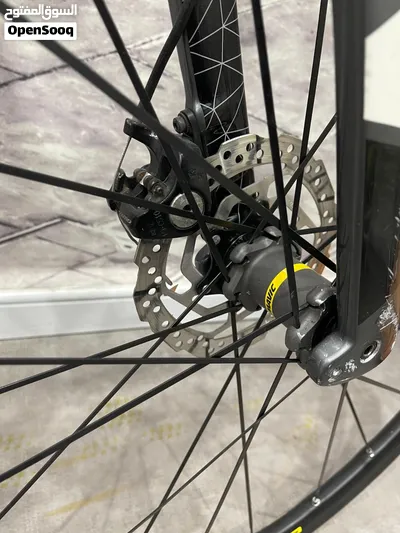 guidon course Ribble R872 Disc carbon road bike in a dark grey finish 4