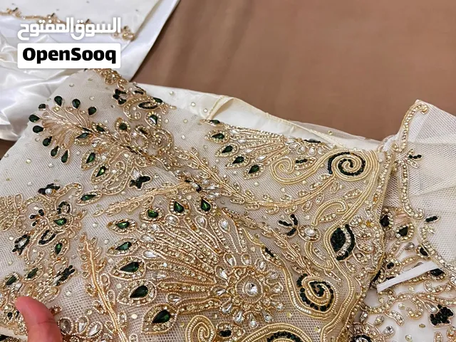بدلة صغيرة استعمال عروسة مرة وحدة فقط لونها مميز لمعتها جميلة خالية من العيوب   للبيع لظرف مادي فقط