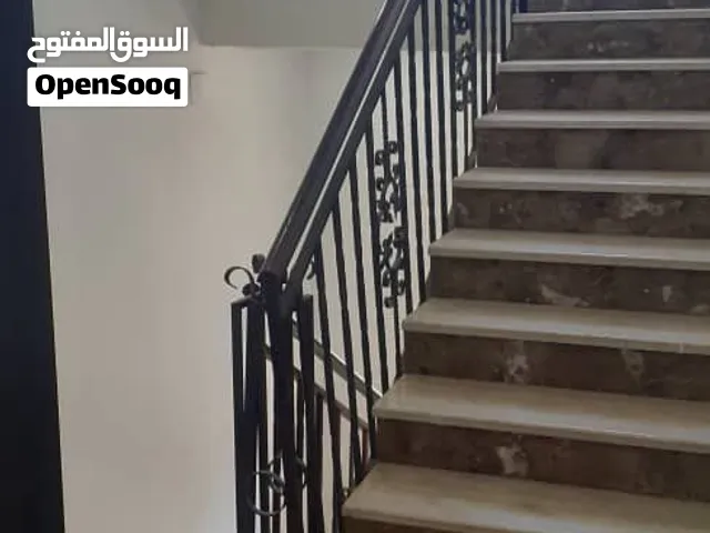 شقه في الدور تاني بعد الأرضي في غوط شعال بالقرب من جامع عثمان