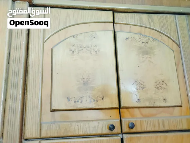 خزانه طابقين 6 ضرف،خشب لاتيه 18 بحالة جيدة، بسعر مغري.