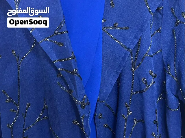 عبايا ملونه جديده بلون الأزرق عبايا فخمه وراقيه من مصممه عمانيه