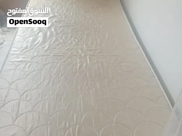 Bad with mattress and comadeno