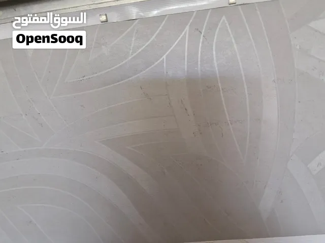 رفوف وباب خشب