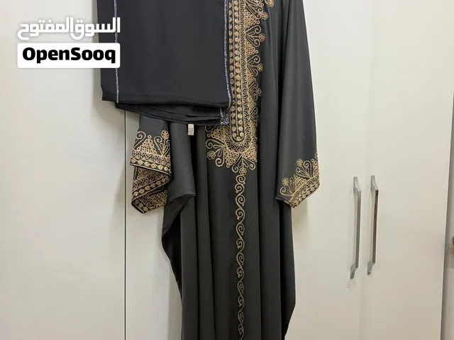 فستان رصاصي مائل للسواد بتطريز ذهبي، مناسب للمناسبات و الاعياد