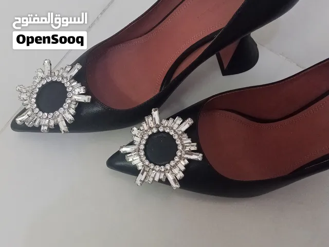 كعب زارا أسود أنيق مزين بفصوص فضية ZARA Black Pointed-Toe Flats with Silver Embellishment