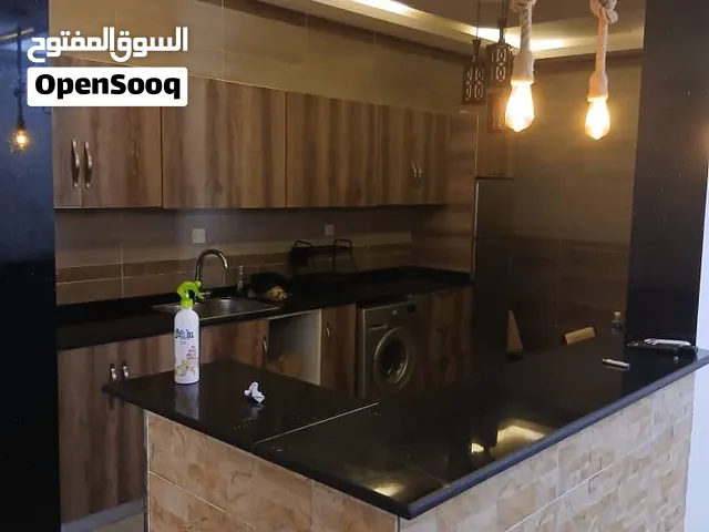 شقه راقيه في دقدوستا مفروشه تشطيب راقي مكان حيوي شاشات وجميع الاحتياجات اقرا الوصف