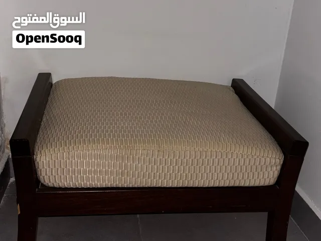 كرسي خشب بني بمقعد مبطن – بحالة جيدة