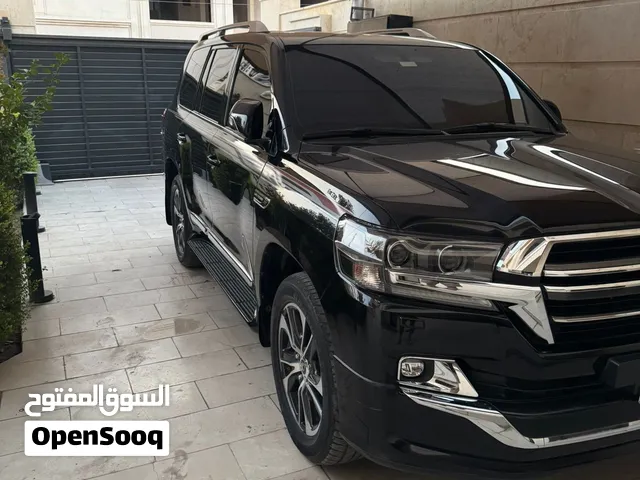 سيارة لون اسود نضيفة جداً استخدام شخصي على ايد وحدة