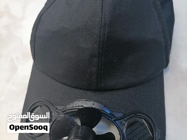 قبعة سوداء تشتخل على الطاقه الشمسيه