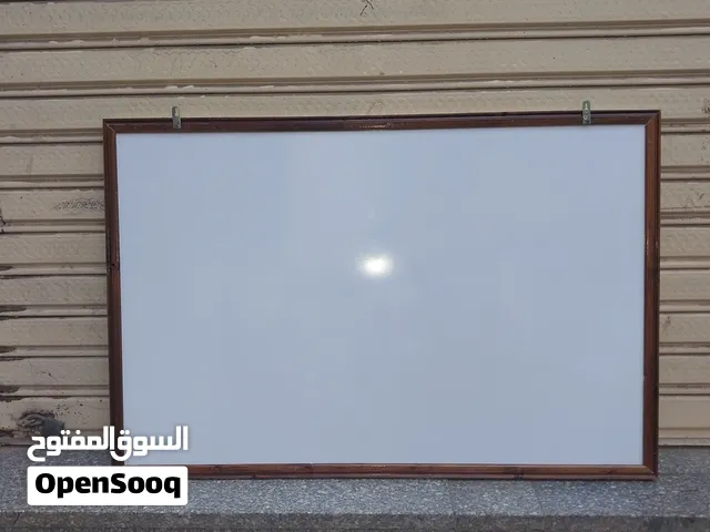 سبورة بيضاء مقاس 120 × 80 سنتيمتر نوع له وجه واحد و نوع آخر له وجهان له إطار خشبي
