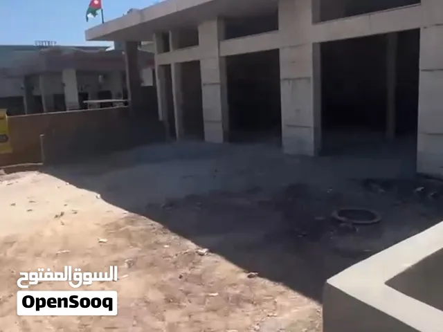 مخازن للايجار مكونه اربع ابواب ع العظم مع تسوية بشارع البتراء بجانب كازية توتال وكوفي هاوس دورزا