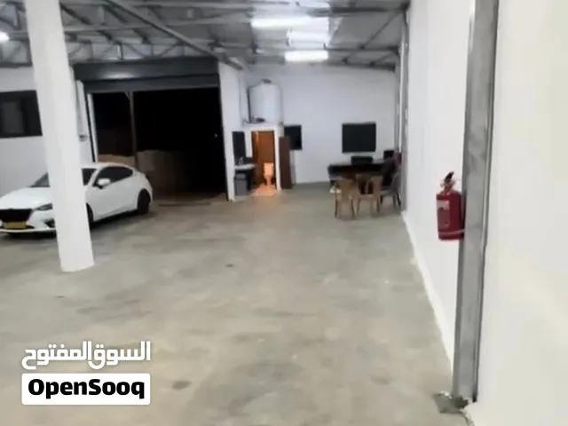 مستودع عزل كامل يصلح لعمل منشئه خفيفه او صناعات خفيفه وباب كبير