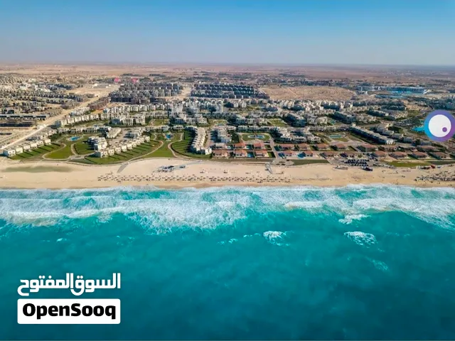 للايجار اليومى فيلا 4 غرف نوم فندقية فاخرة فيو الشاطئ بقريه امواچ الساحل الشمالي يوجد مسبح كبير