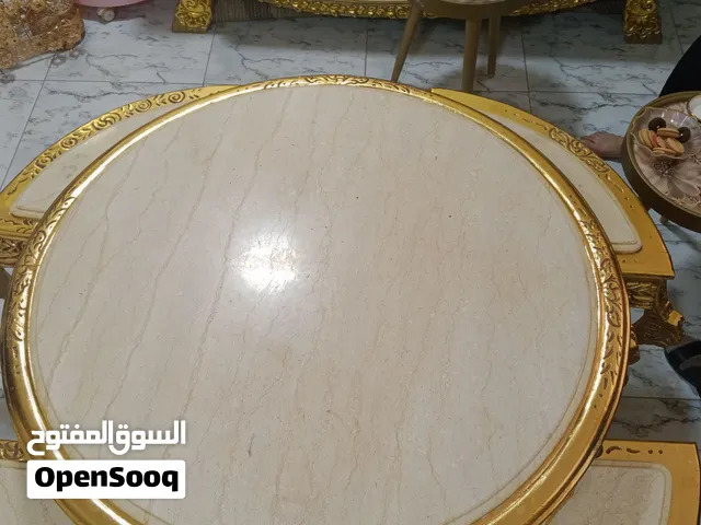 طاوله ام العيال دمياطي خشب زان طاوله دائريه كبيرة و اربعه بحجم صغير ورخام في الوسط والخشب لون ذهبي