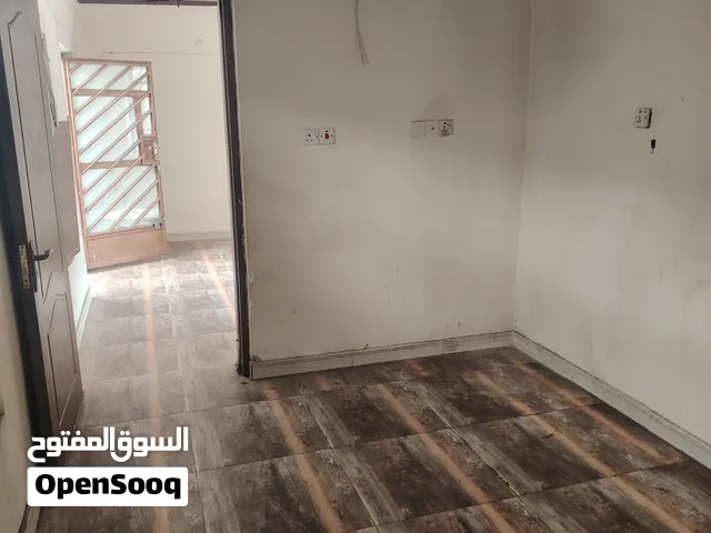 شقه سكنيه للإيجار سكن عوائل فقط الدوره شارع 60 مجاور قاعه تيماس للمناسبات