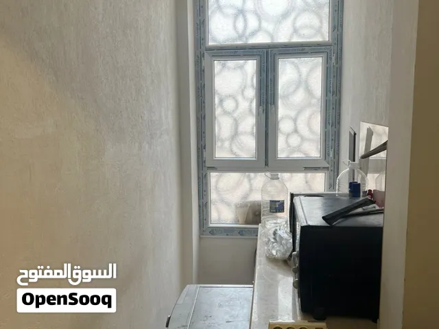 يوجد شقة للبيع في الخروبة بوابة الجبس الدور الثالت يوجد 2 اصاصنيرات مساحتها 140 جديدة للاستفتسار علي