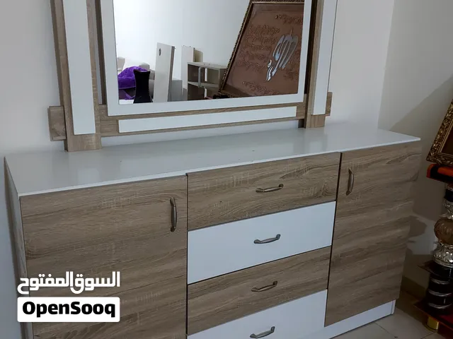 كنب و طالة تلفزيون ودينصوار