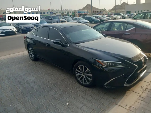 للبيع لكزس Es300 هايبرد موديل 2020 بحالة ممتازة