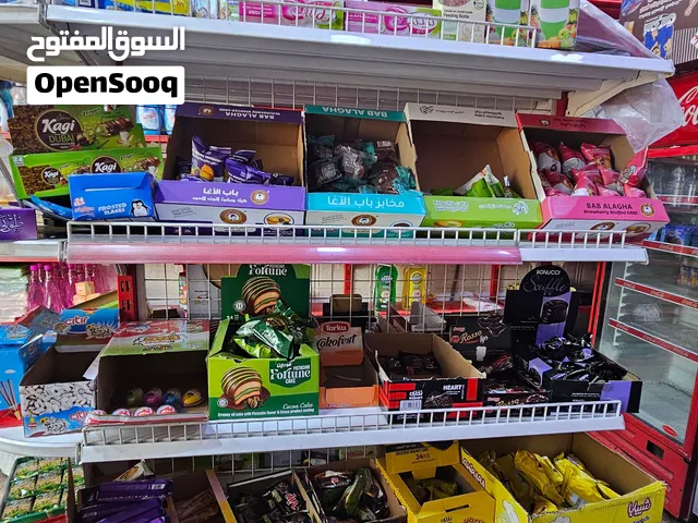 محل كامل للبيع معة جميع موادة العارضات عدد 5 مجمدة عدد 1 معة سفينة حلويات معة رفوف محل كاملة الع