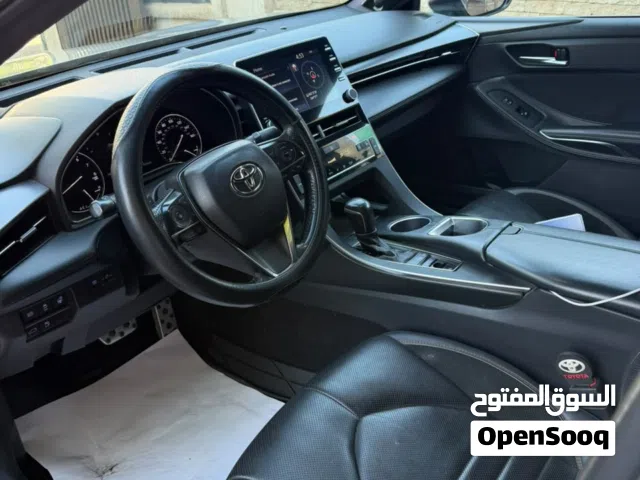 2022 تويوتا افالون Limited