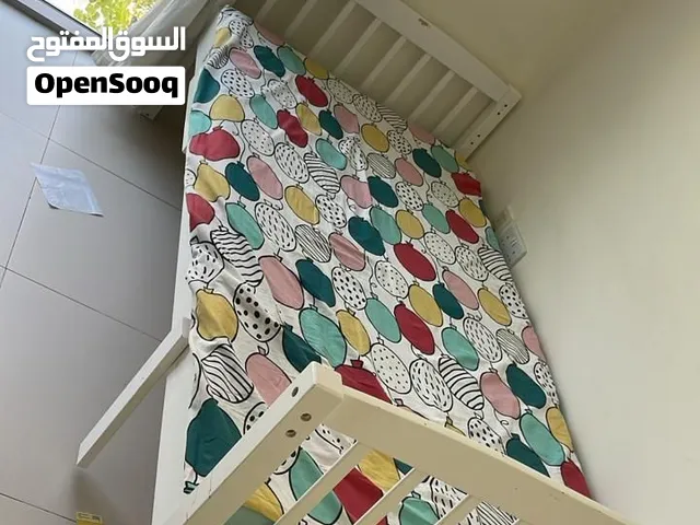 سرير ابيض فردى بحاله ممتازه