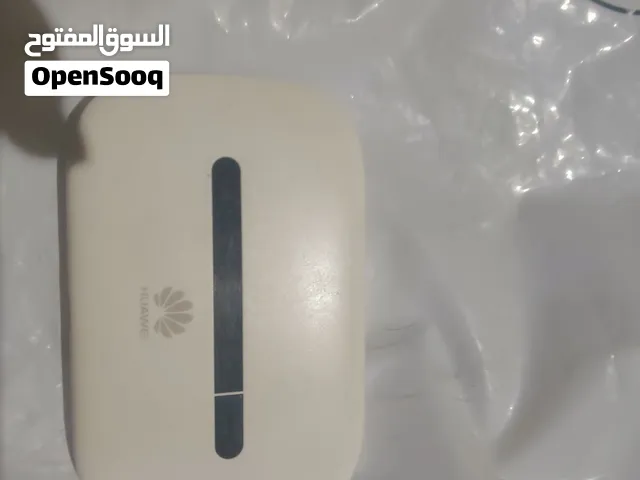 هذا جهاز راوتر واي فاي محمول (مي فاي) أبيض اللون من ماركة هواوي، ويُرجح أنه طراز هواوي E5330.