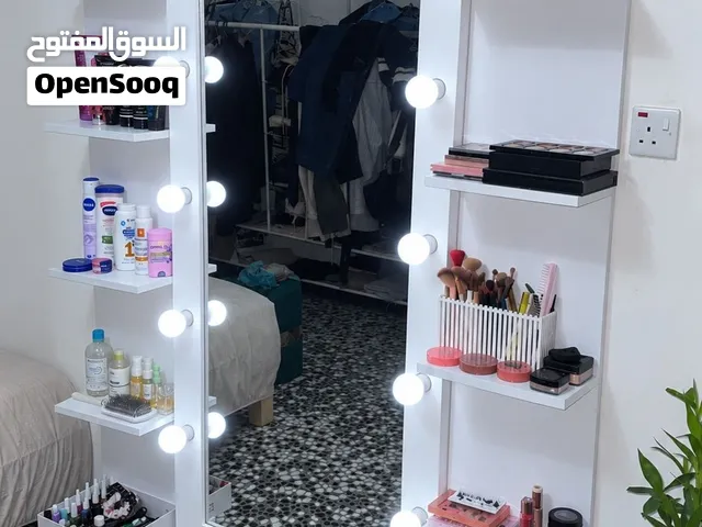 مرآة مع الرفوف للبيع