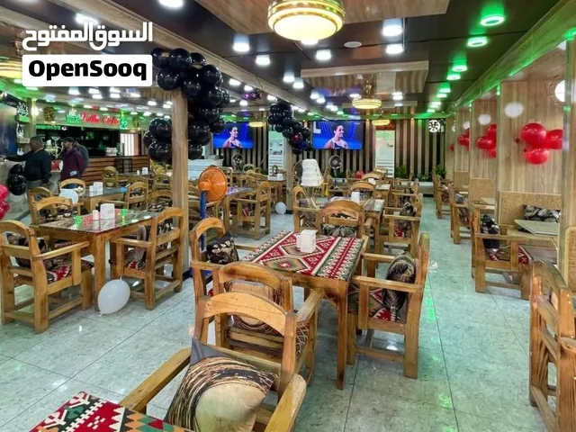 طاولات وكراسي