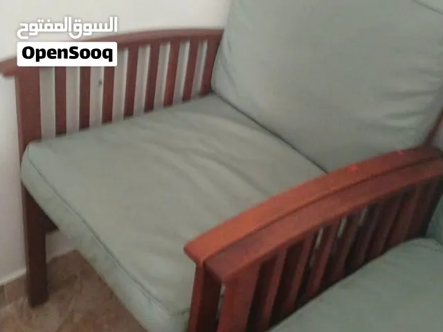 كراسي خشب بني اللون اخضر الكراسي بحاله جيد جدا 4 اشخاص لون الفرش اخضر