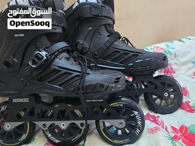 للبيع حذاء تزلج شبه جديد لون اسود ، المقاس موضح بالصور، الحذاء يعمل بشكل ممتاز