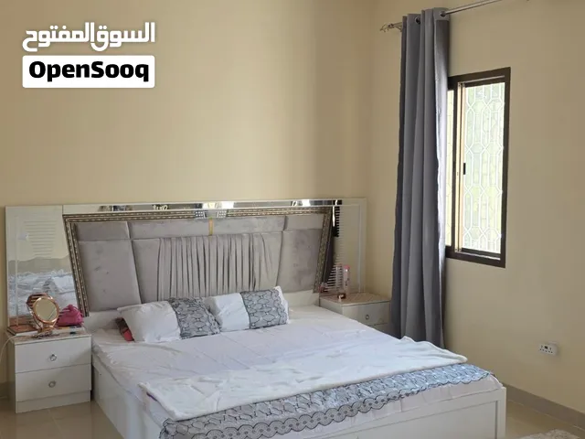 غرفة نوم كامله بلون ابيض متزوج بالرمادي